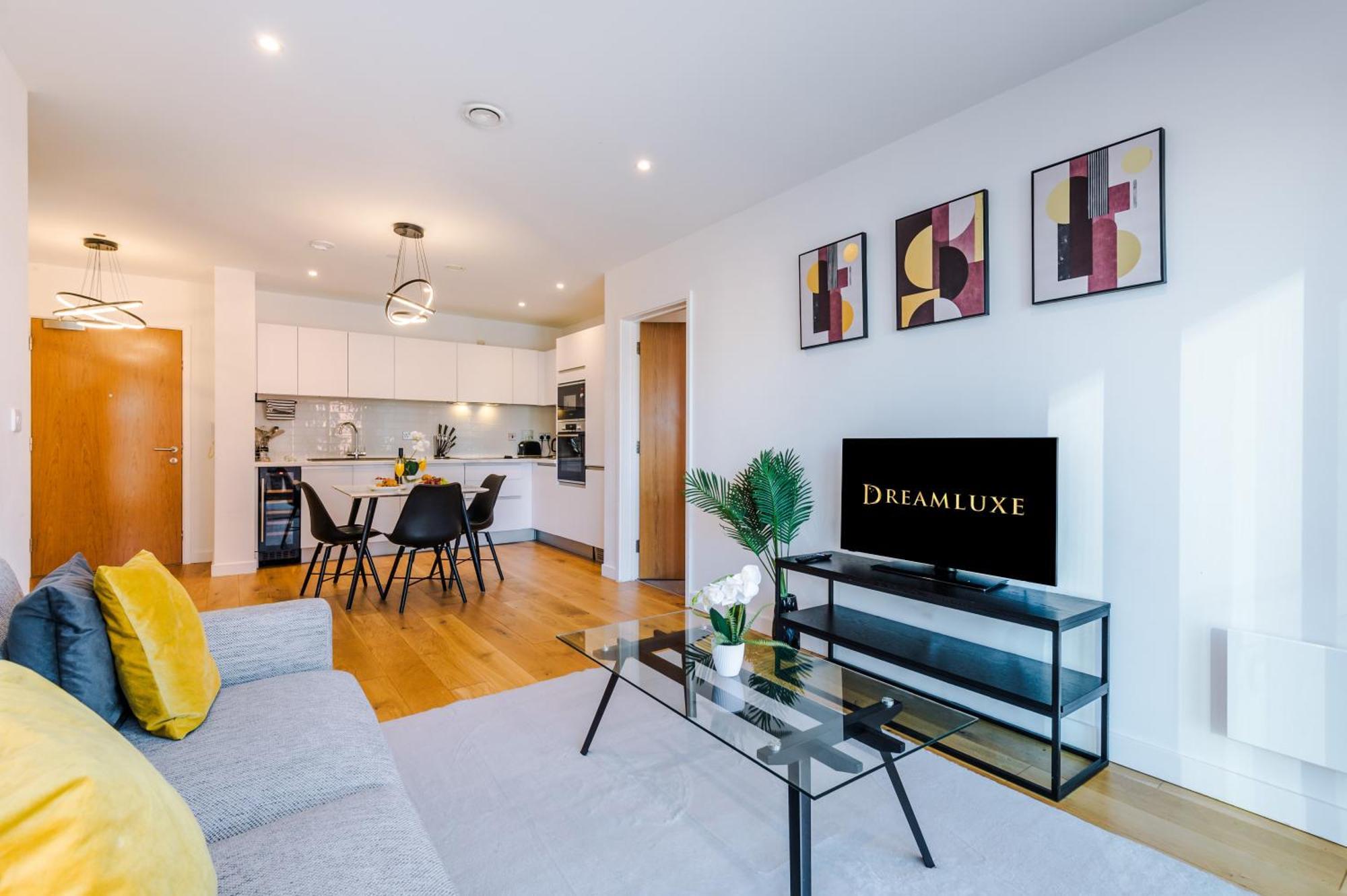 Apartment The Axium Suite- Free Parking, Near Station, Center, Fast Wifi, Up To 6 People!