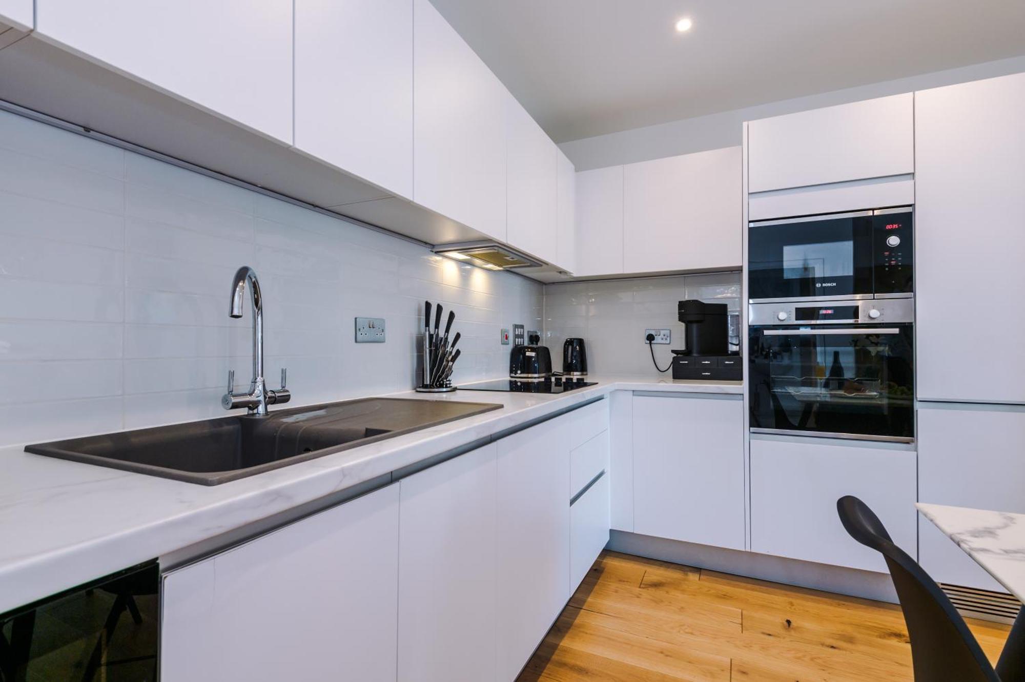 The Axium Suite- Free Parking, Near Station, Center, Fast Wifi, Up To 6 People!